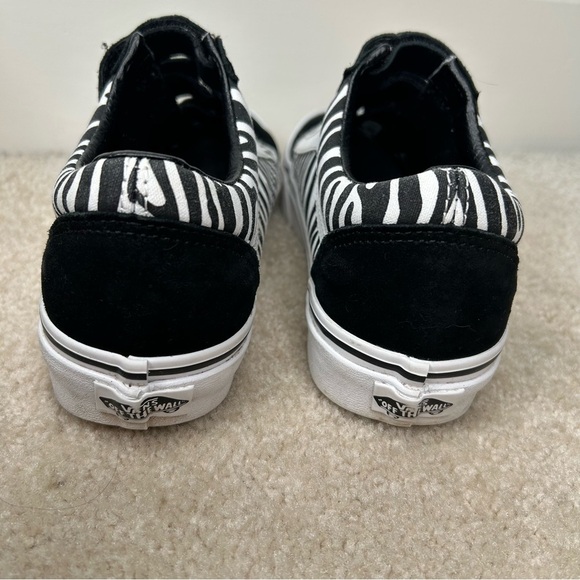 Vans Men 5.5/ women 7 Old Skool Classic Black and White zebra Sneakers - Picture 4 of 9
